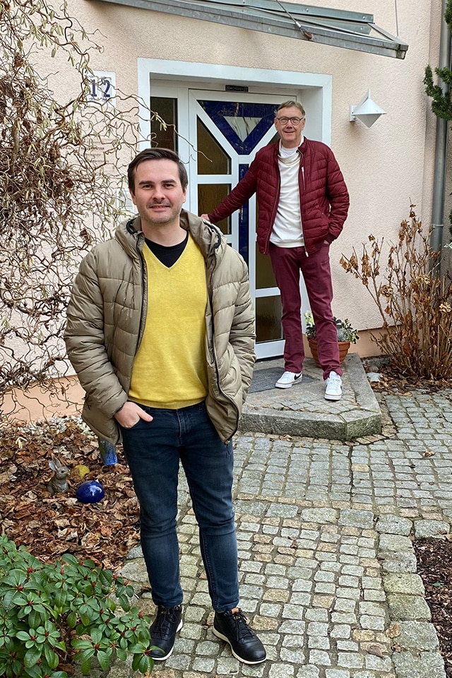 Anton Nagatkin und Klaus Kreutzer vor der Steuerkanzlei